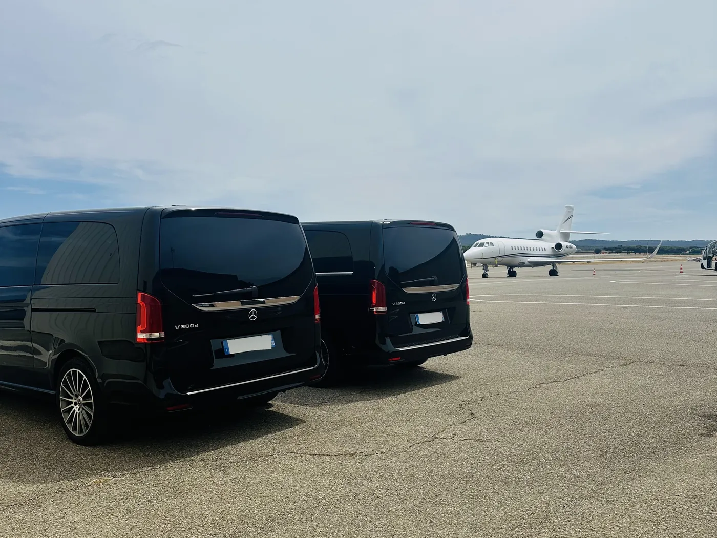 Deux Mercedes Classe V Prestige VTC sur le tarmac d'un aéroport d'affaires