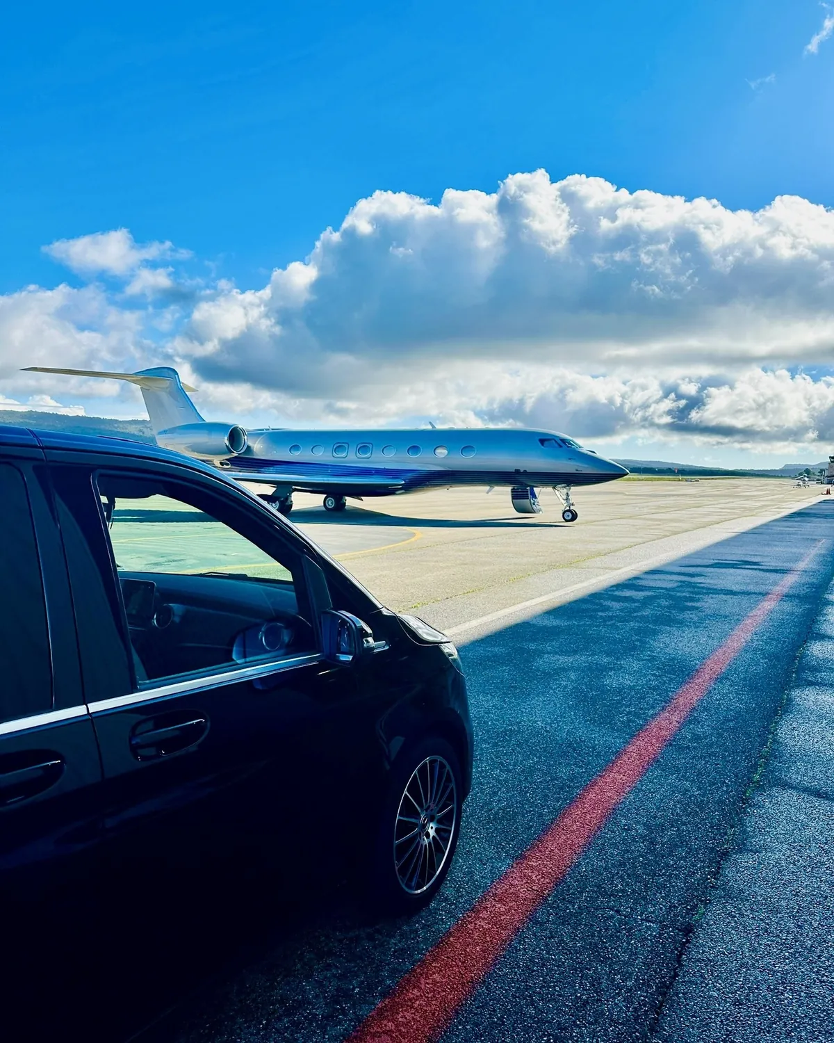 Mercedes Prestige VTC sur le tarmac devant un jet privé