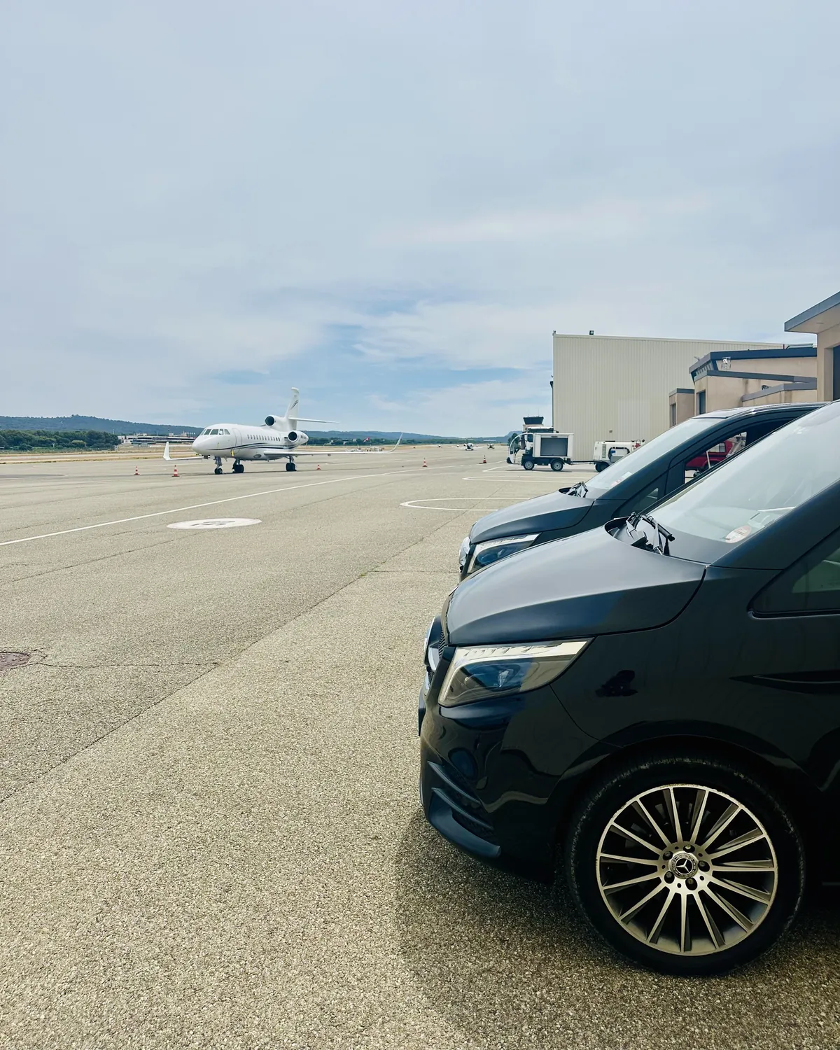 Mercedes Classe V Prestige VTC sur le tarmac, un jet d'affaires en arrière-plan