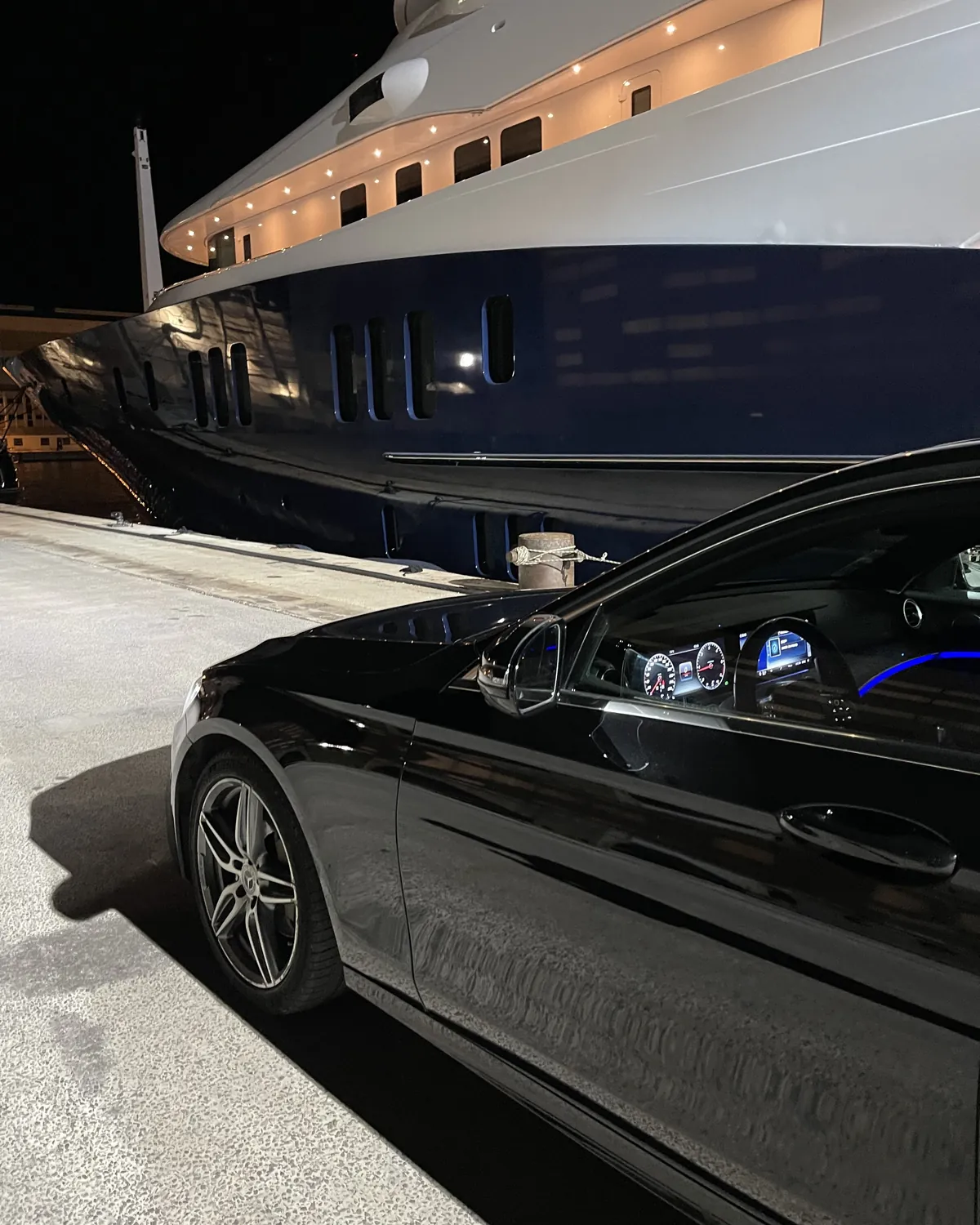 Mercedes Classe E Prestige VTC de nuit sur le quai d'un chantier naval