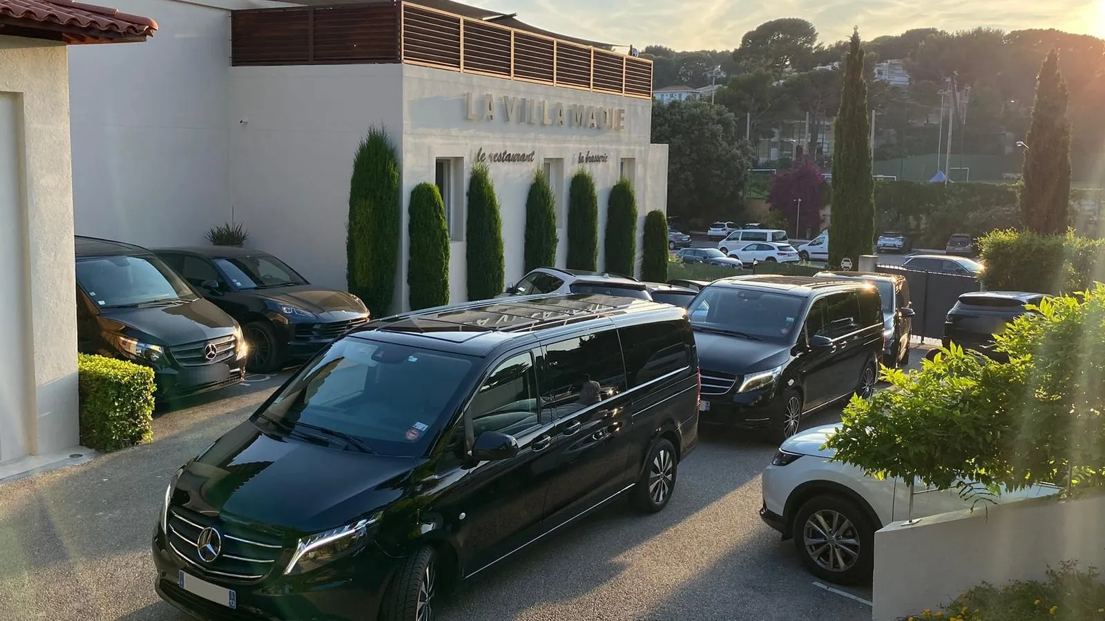 Chauffeur pour hôtel : Mercedes Classe V Prestige VTC devant l'entrée d'un hôtel