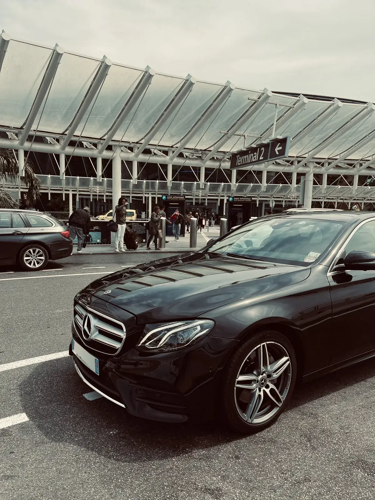 Mercedes Classe E Prestige VTC devant une gare