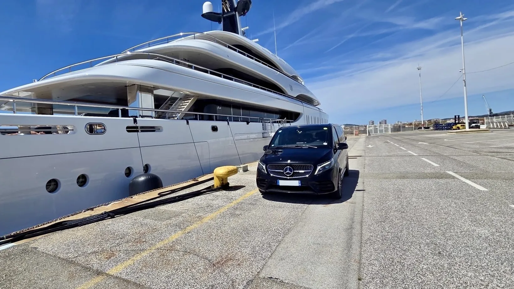 Mercedes Classe V Prestige VTC garée sur le quai le long d'un superyacht