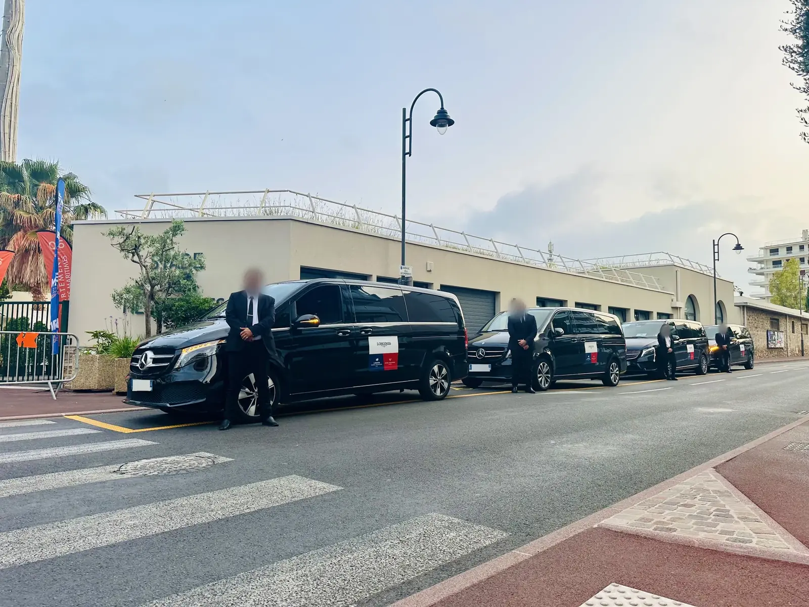 Chauffeurs Prestige VTC en costume devant une Mercedes Classe V