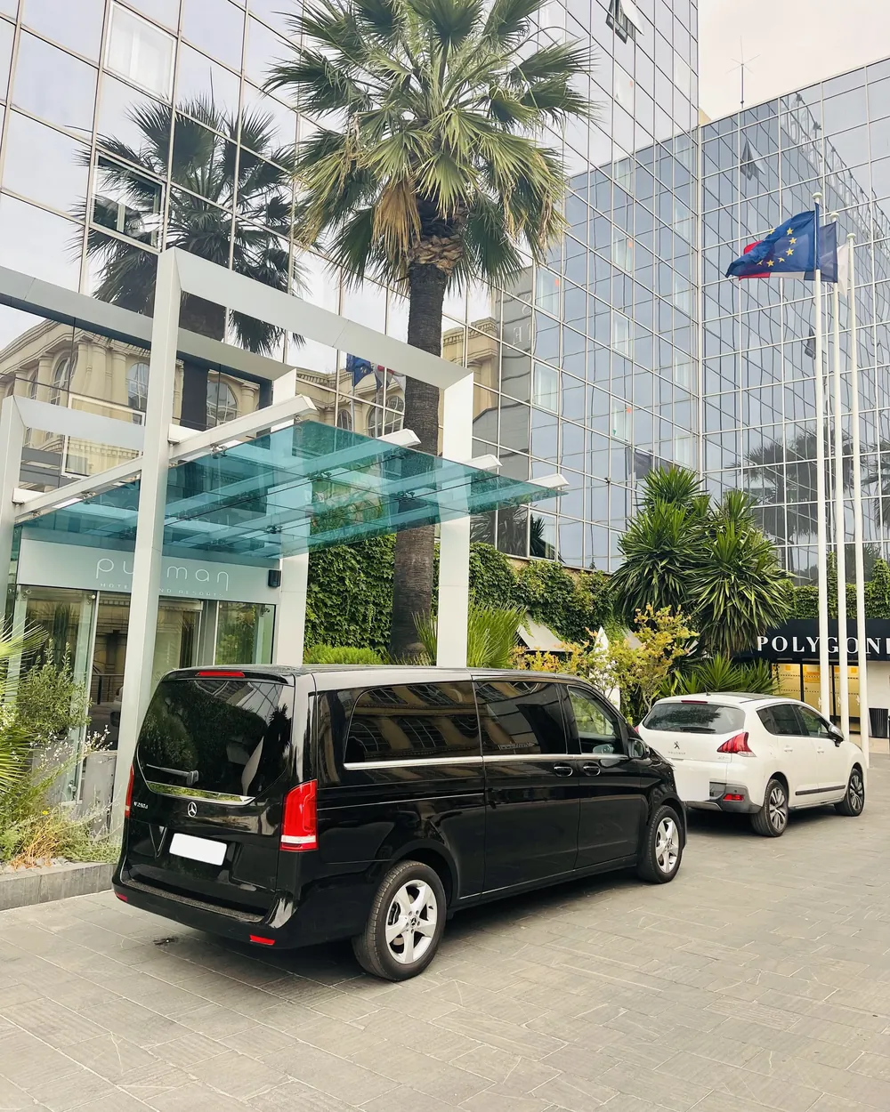 Transport congrès et salons professionnels : Mercedes Classe V devant un hôtel d'affaires