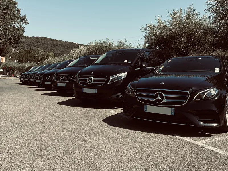 Berlines Mercedes Classe E avec chauffeur alignées pour une mise à disposition