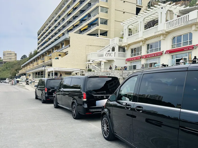 Navette salon professionnel : vans Mercedes Classe V devant un hôtel en bord de mer