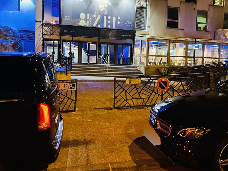 Mercedes Prestige VTC devant l'entrée d'un lieu de soirée professionnelle