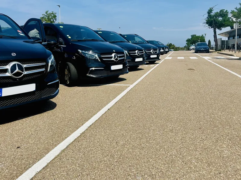 Vans Mercedes Classe V Prestige VTC alignés à l'aéroport pour l'arrivée des congressistes