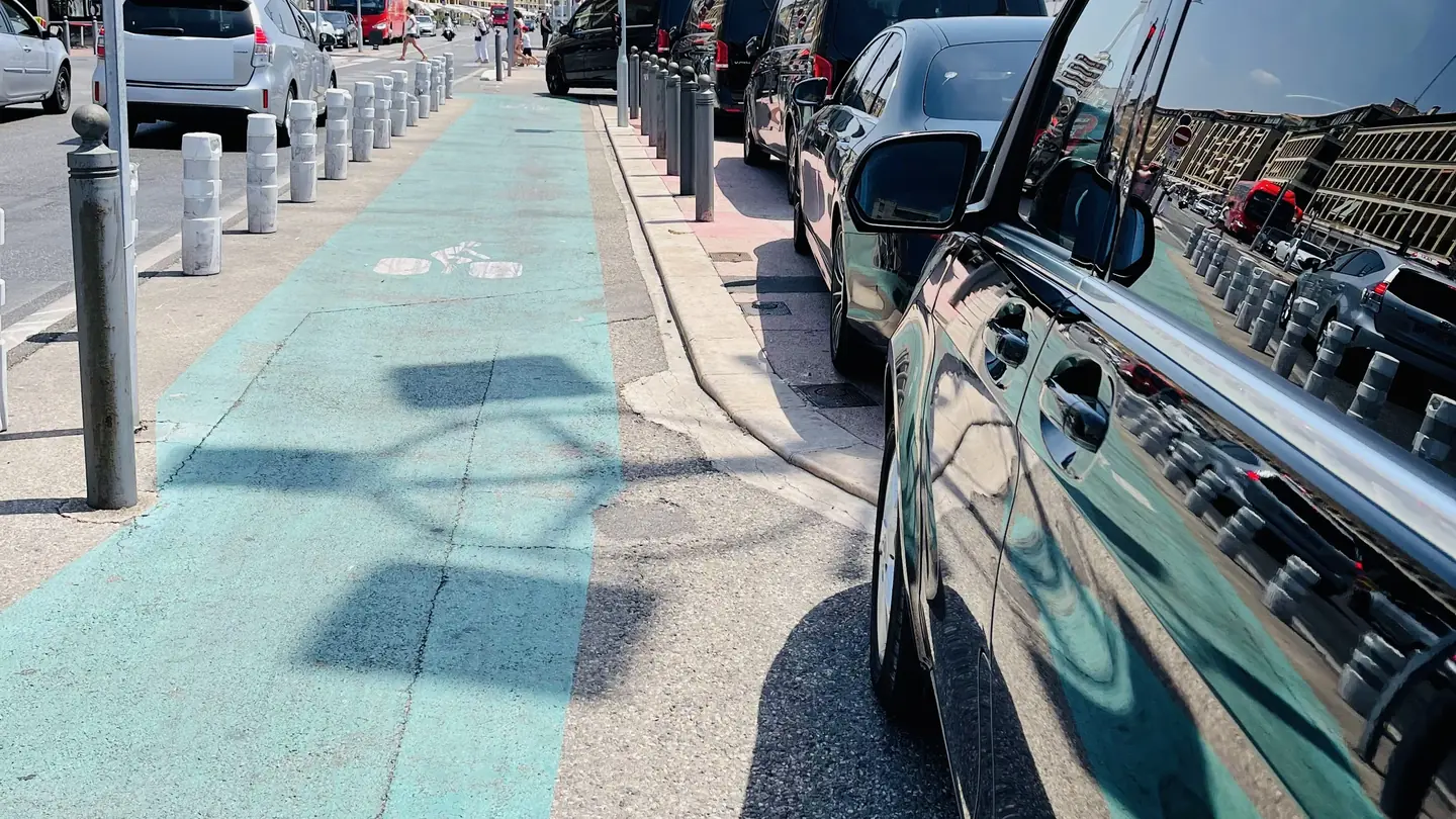 Mercedes Prestige VTC stationnées dans une rue de la Côte d'Azur