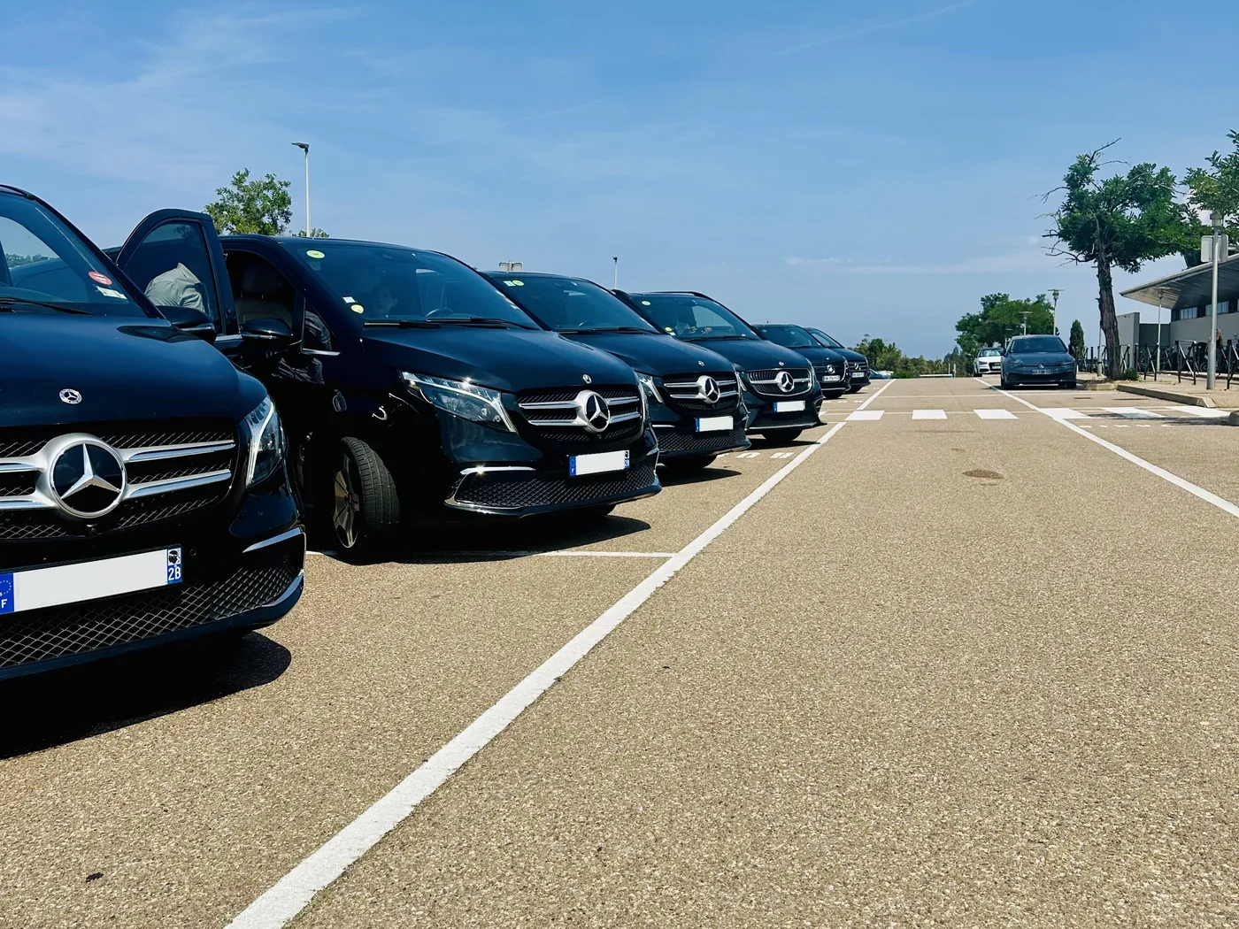 Flotte de Mercedes Prestige VTC alignée sur un aéroport d'affaires