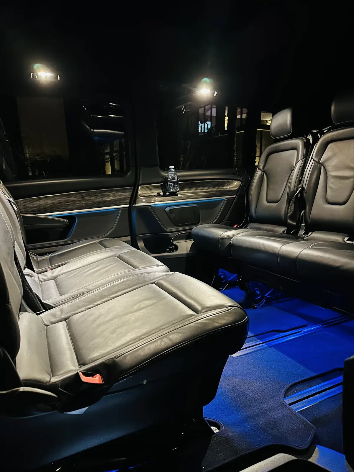 Intérieur d'une Mercedes Classe V Prestige VTC avec sièges en cuir