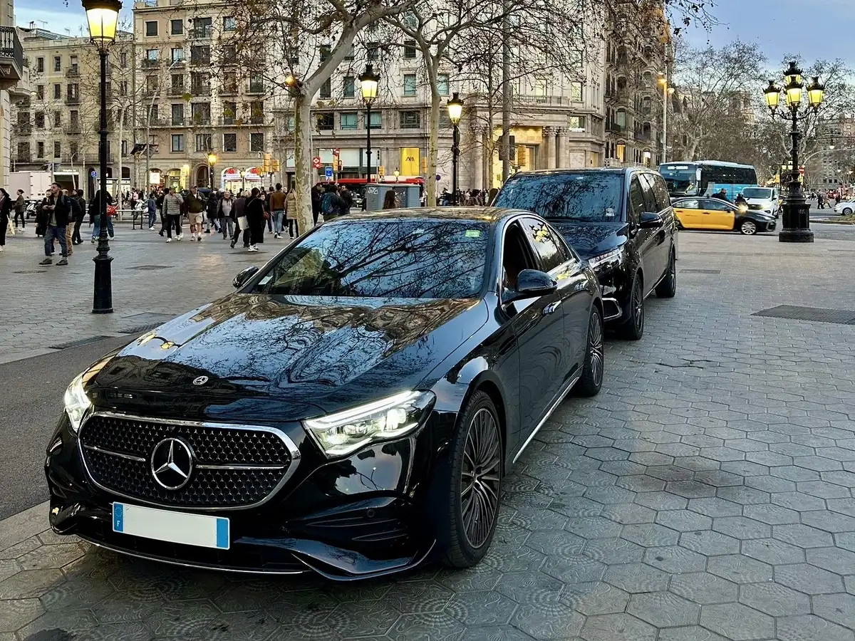 Mercedes Classe E Prestige VTC en centre-ville avant un trajet longue distance