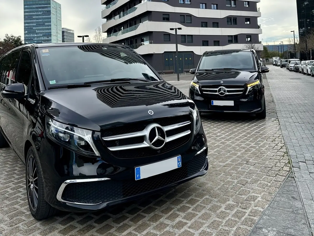 Deux Mercedes Classe V Prestige VTC stationnées avant un départ longue distance