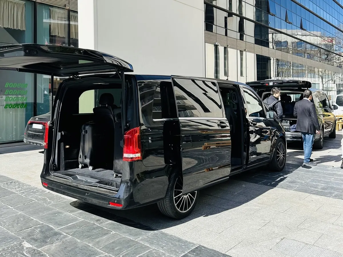 Mercedes Classe V Prestige VTC portes ouvertes, prête pour le chargement des bagages