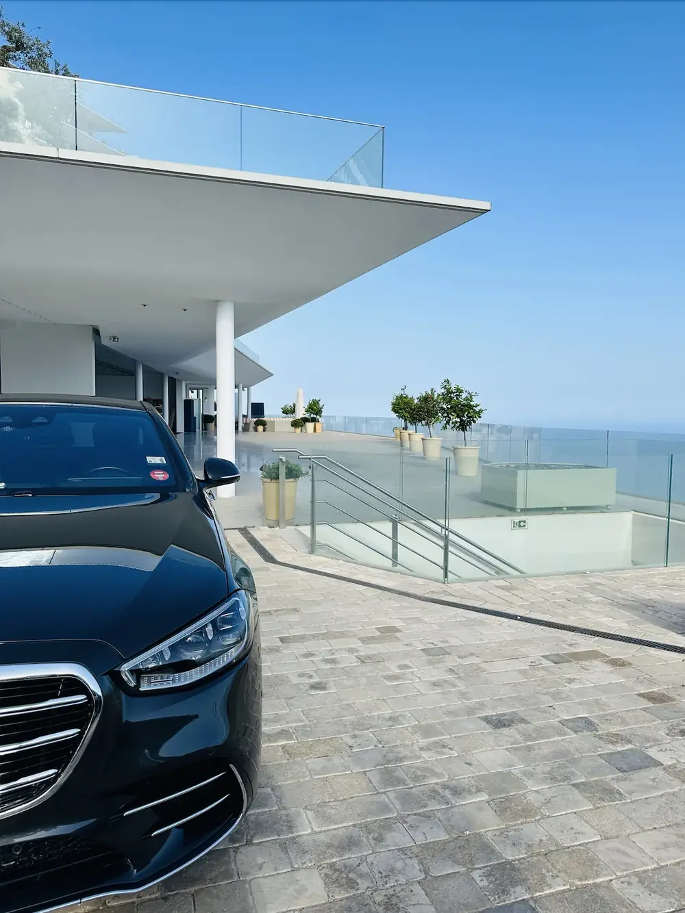 Mercedes Classe S Prestige VTC sur la terrasse d'un hôtel