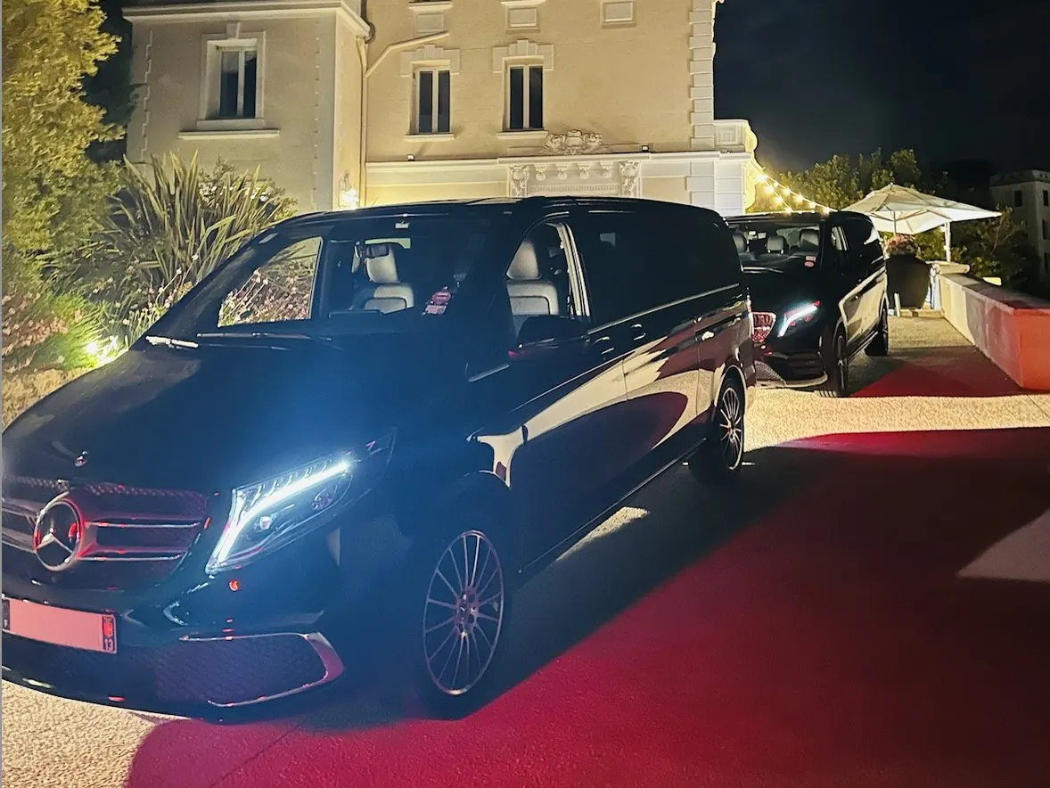 Mercedes Classe V sur le tapis rouge devant une demeure illuminée, le soir d'un mariage