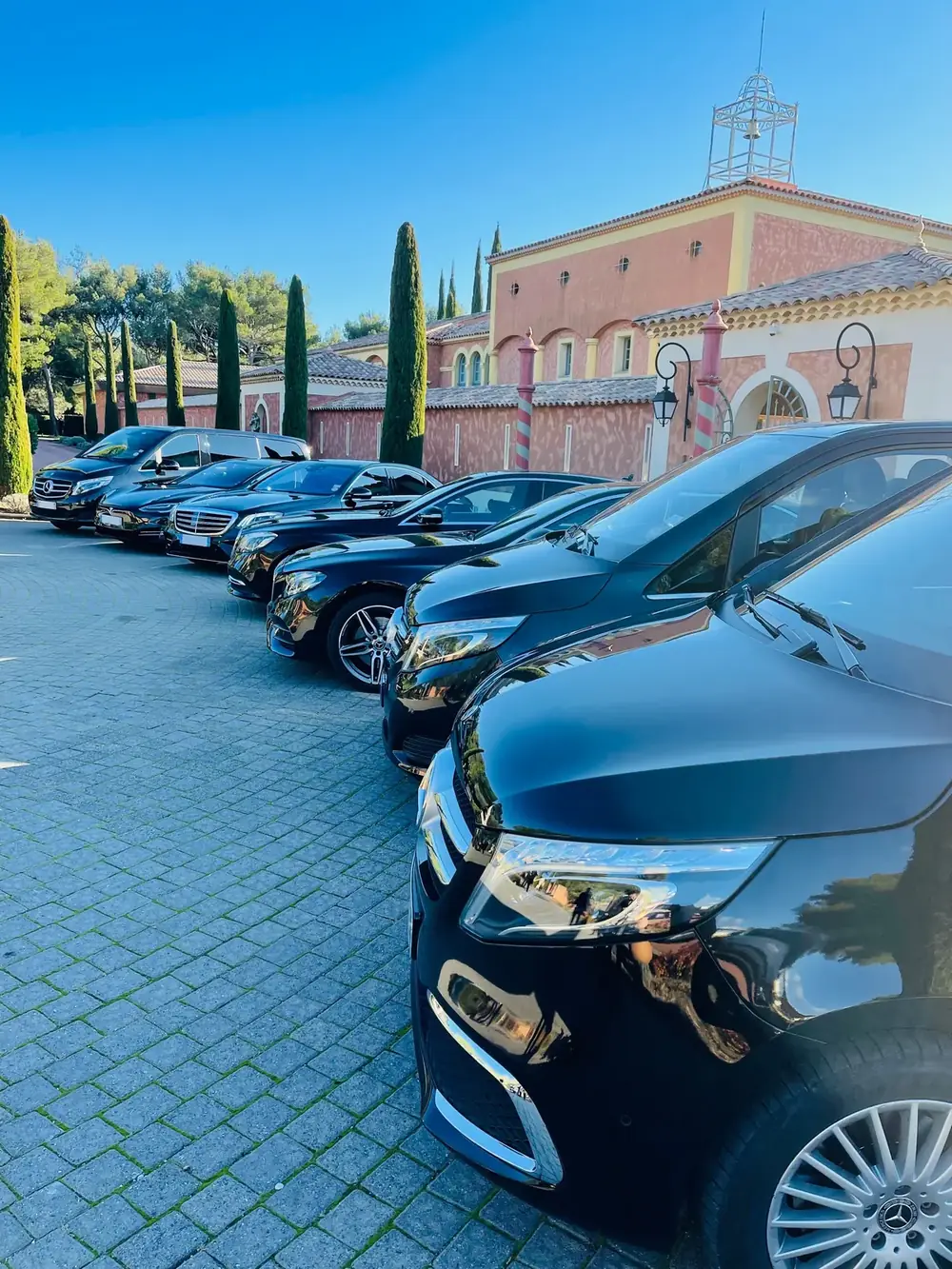 Berlines et Classe V devant un domaine près d'Aix-en-Provence
