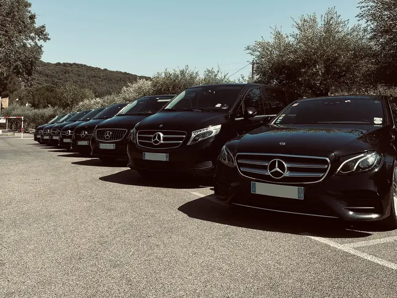 Berlines Mercedes Classe E alignées pour une mise à disposition