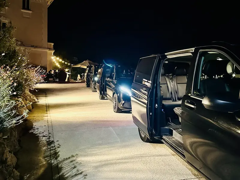 Mercedes Classe V Prestige VTC alignées devant une villa pour les navettes des invités d'un mariage, de nuit