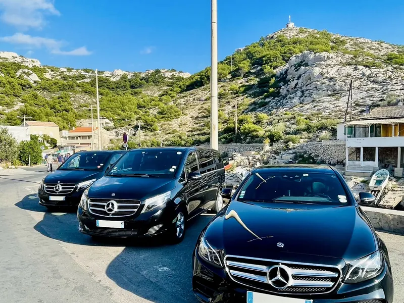 Mercedes Prestige VTC garées à Marseille, au pied des collines
