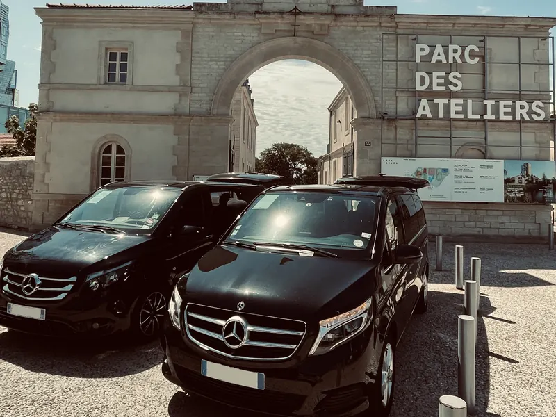 Mercedes Classe V Prestige VTC devant le Parc des Ateliers à Arles