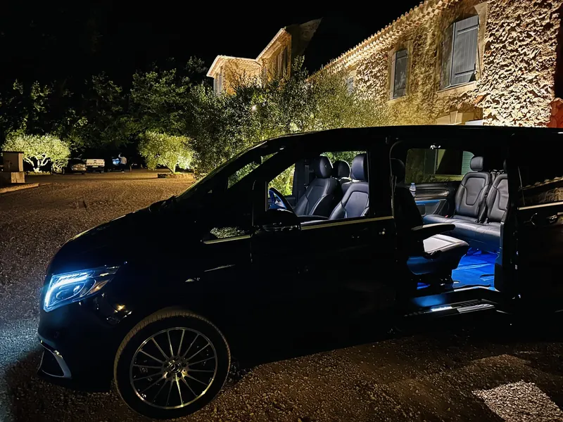 Intérieur d'une Mercedes Classe V Prestige VTC, portes ouvertes, de nuit