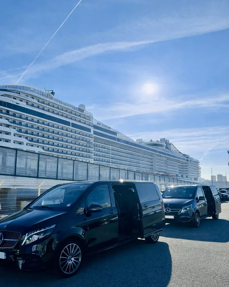Mercedes Classe V Prestige VTC sur le port de Marseille, devant un paquebot
