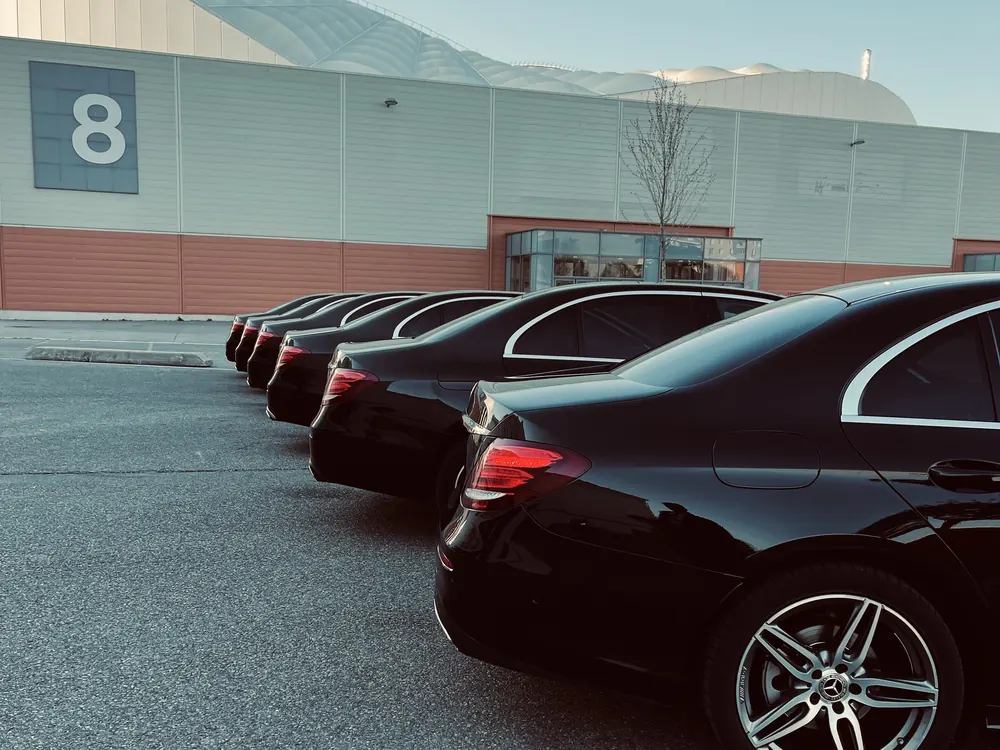 Mise à disposition d'un chauffeur privé : berlines Mercedes Classe E Prestige VTC alignées