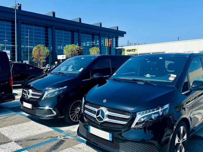 Mercedes Classe V Prestige VTC devant l'aéroport Marseille Provence