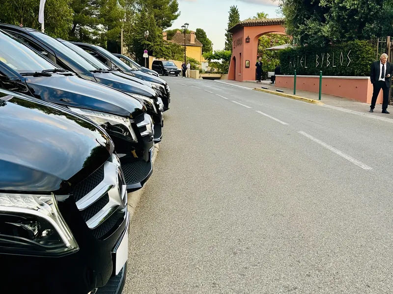 Transport de séminaire pour entreprise : plusieurs Mercedes Prestige VTC alignées devant un hôtel