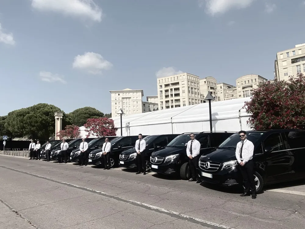 Logistique du transport de séminaire en entreprise : chauffeurs Prestige VTC devant une file de Mercedes