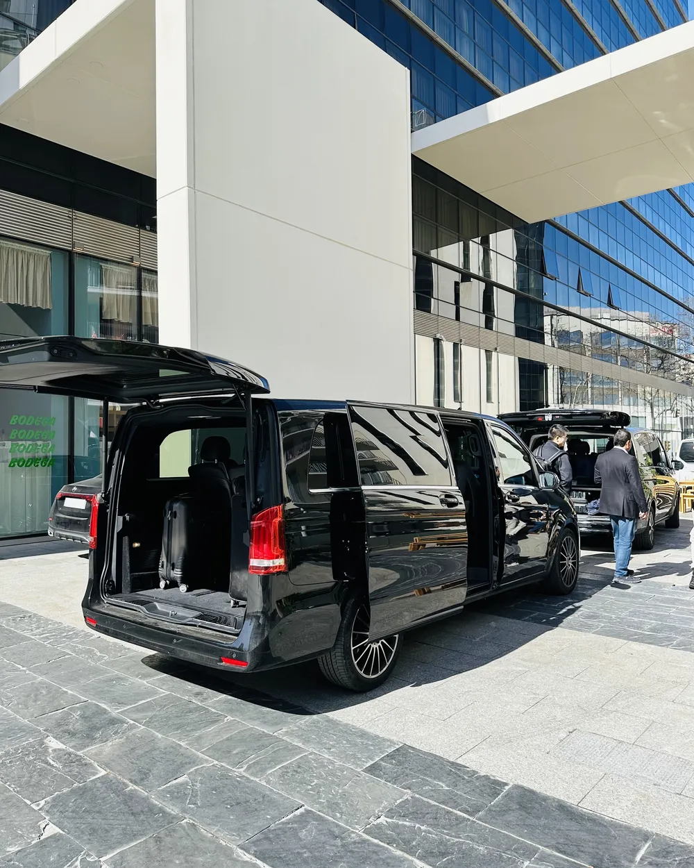 Transport de séminaire pour une entreprise : Mercedes Classe V Prestige VTC devant un centre d'affaires
