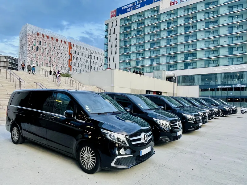 Navette et transport de séminaire entreprise : vans Mercedes Classe V devant un hôtel à Marseille