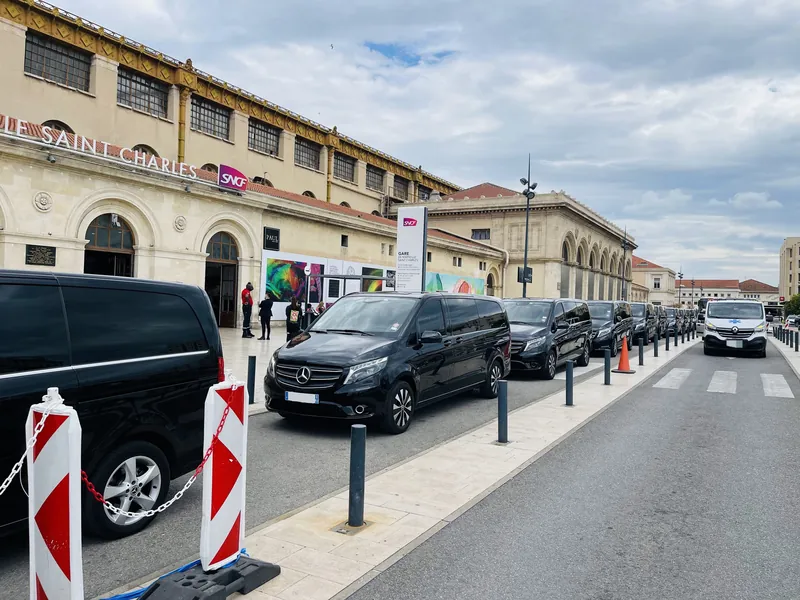 Mercedes Classe V Prestige VTC devant la gare Marseille Saint-Charles