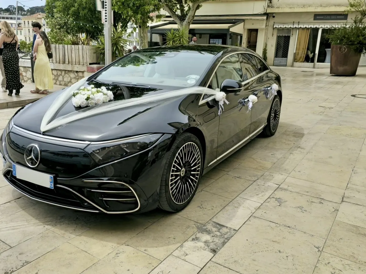 Voiture des mariés : berline Mercedes décorée de rubans et de fleurs