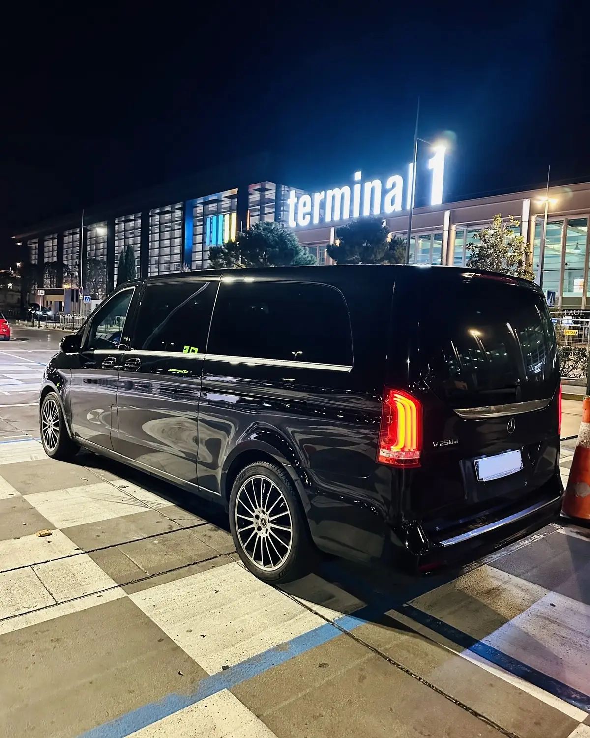 Mercedes Classe V Prestige VTC devant le terminal de l'aéroport de Marseille