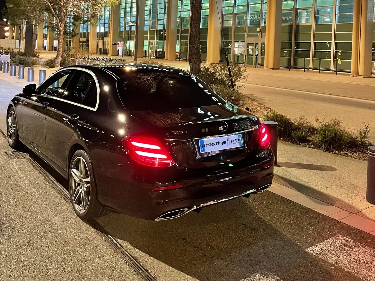Mercedes Classe E Prestige VTC devant l'aéroport Marseille Provence, de nuit